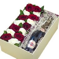 Dāvanu kaste ar 13 sarkanām un baltām rozēm, un Martini 7.5%
