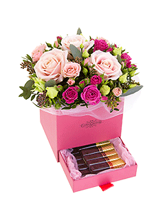 Apaļā dāvanu kaste ar ziedu kompozīciju un paslēptiem saldumiem (saldumi pēc izvēles - Raffaello, Ferrero Rocher, Merci)