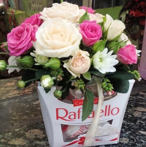 Raffaello 150g ar dzīvo ziedu dekorāciju