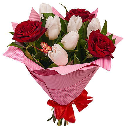 Sarkano rožu un balto tulpju pušķis iepakojumā