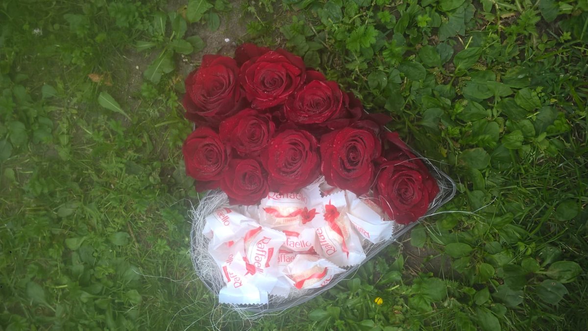 Sarkanas rozes un Raffaello sirds formas dāvanu kastē (pēc izvēles - 3 dažādi lielumi)