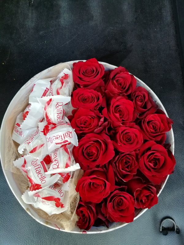 Sarkanas rozes ar Raffaello apaļā dāvanu kastē