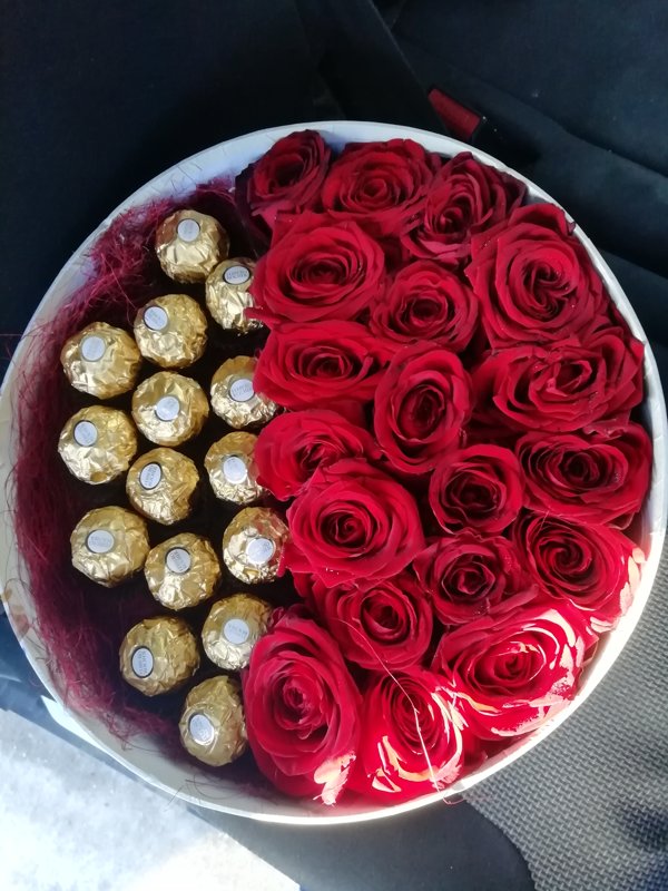 Sarkanas rozes un Ferrero Rocher sirds formas dāvanu kastē (pēc izvēles - 3 dažādi lielumi)