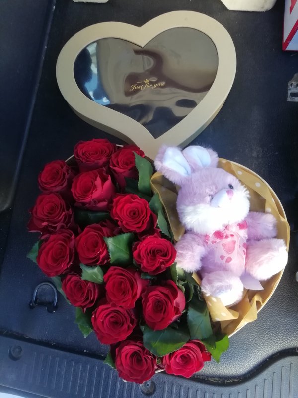 Sarkanas rozes ar lācīti dāvanu kastē