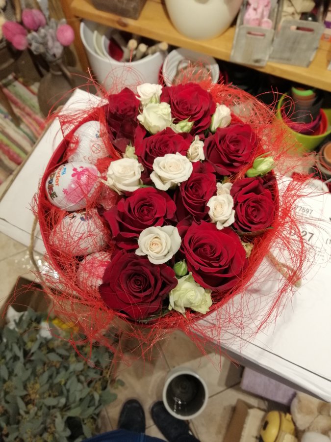 Sarkanas rozes ar Kinder Suprise apaļā dāvanu kastē (pēc izvēles - 3 dažādi lielumi)