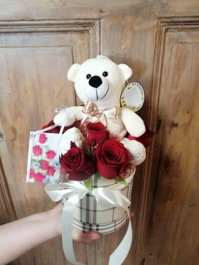 Sarkanas rozes ar mazu lācīti dāvanu kastē