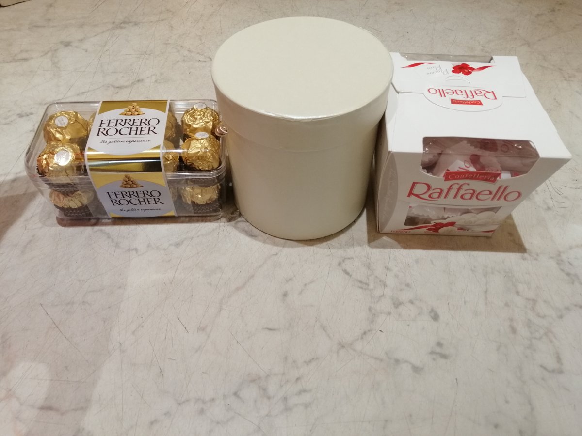 Raffaello un Ferrero Rocher konfektes mazā dāvanu kastītē 