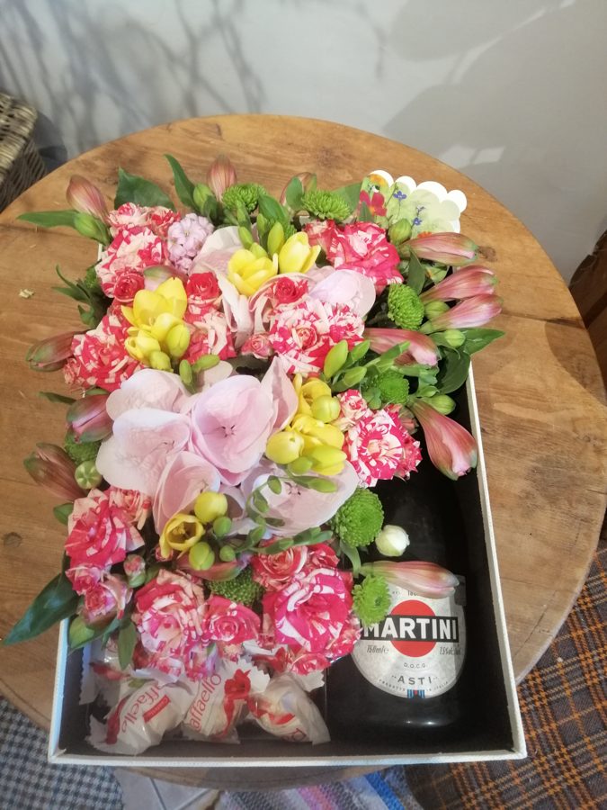 Dāvanu kaste ar dažādiem krāsainiem ziediem, Raffaello un Martini 7.5%