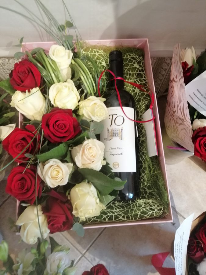 Dāvanu kaste ar 13 sarkanām un baltām rozēm, un sarkanvīnu 13%
