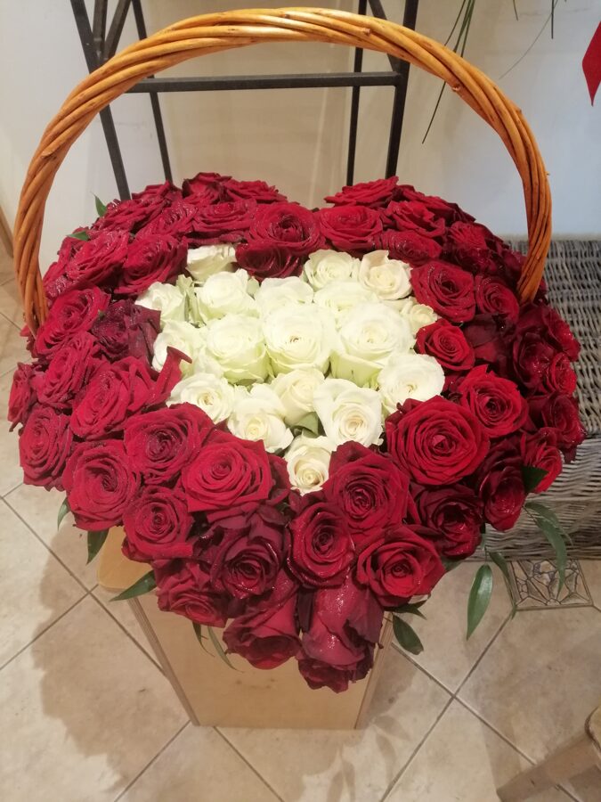 Lielais grozs ar sarkanām un baltām rozēm sirds formā