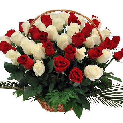 Grozs ar sarkanām un baltām rozēm