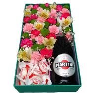 Dāvanu kaste ar dažādiem ziediem, Raffaello un Martini 7.5%