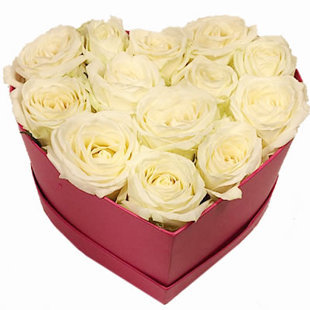 Baltas rozes sirds formas dāvanu kastē (pēc izvēles - 3 izmēri)