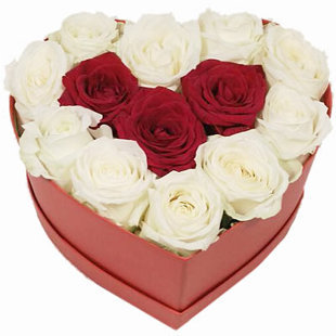 Baltas un sarkanas rozes sirds formas dāvanu kastē (pēc izvēles - 3 izmēri)