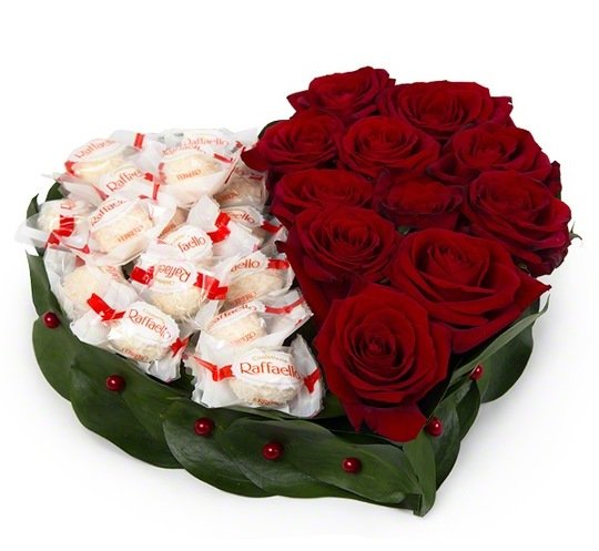 11 sarkanas rozes un raffaello sirds formā