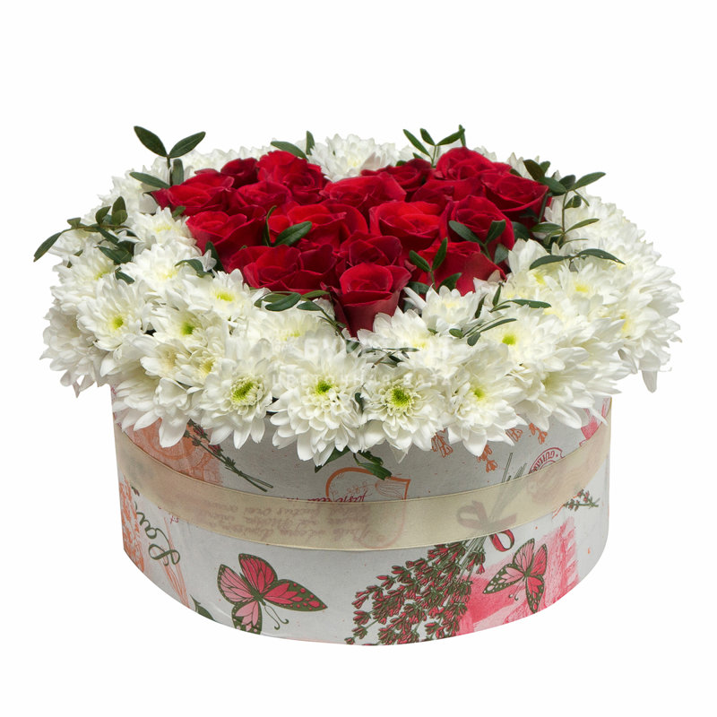 Apaļa dāvanu kaste ar baltām krizantēmām un sarkanām rozēm sirds formā