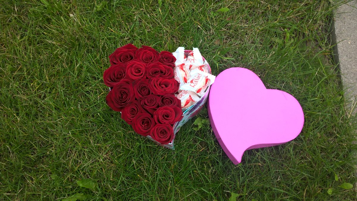 Sarkanas rozes un Raffaello sirds formas dāvanu kastē (pēc izvēles - 3 dažādi lielumi)