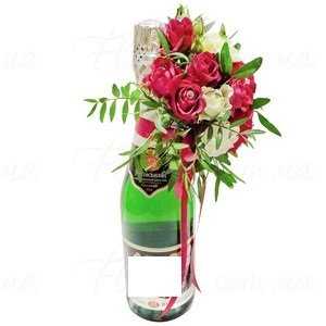 Bezalkoholiskais šampanietis ar ziedu dekorāciju
