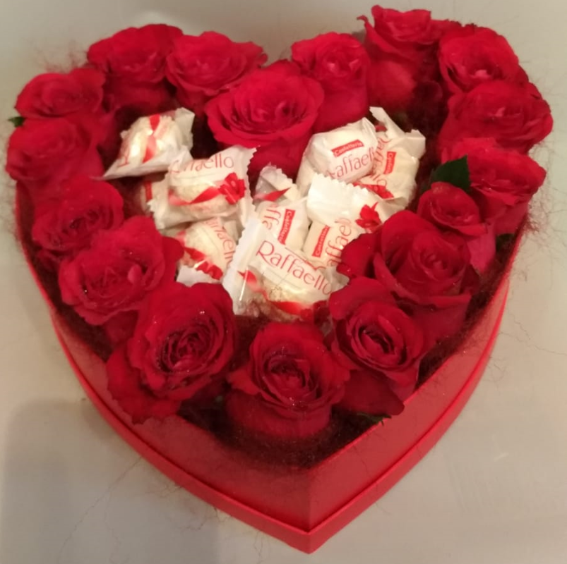 Sarkanas rozes ar Raffaello vidū - sirds formas dāvanu kastē