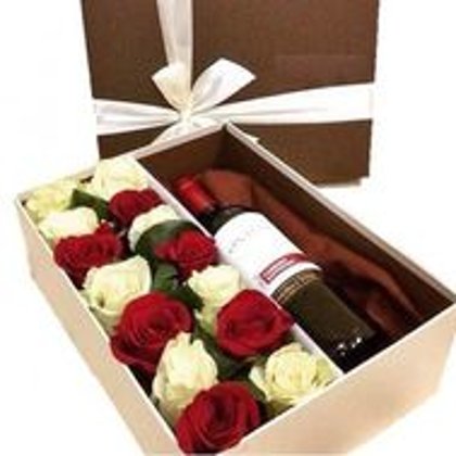 Dāvanu kaste ar 13 sarkanām un baltām rozēm, un sarkanvīnu 13%