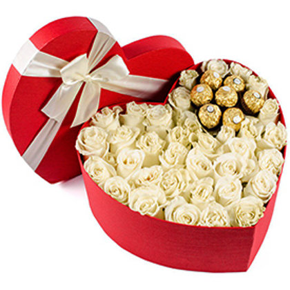 Sirds formas dāvanu kaste ar baltām rozēm un Ferrero Rocher