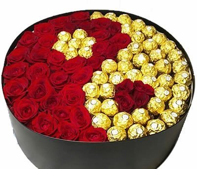 Sarkanas rozes un Ferrero Rocher apaļā dāvanu kastē