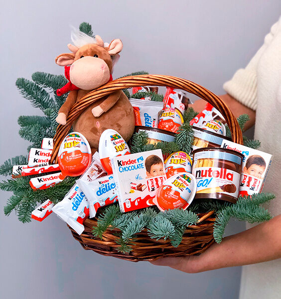 Kinder saldumu svētku grozs ar mīksto rotaļlietu