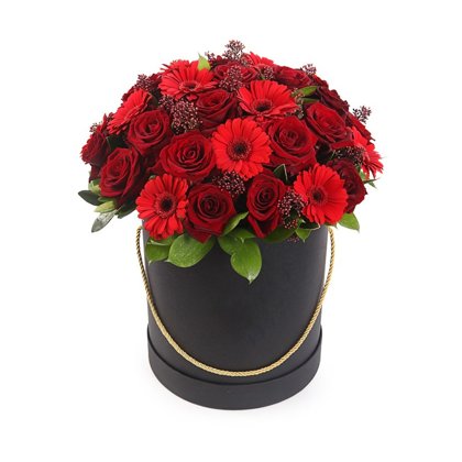 Rozes un gerberas apaļā dāvanu kastē