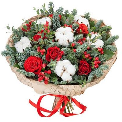 Rožu un kokvilnas ziemas pušķis