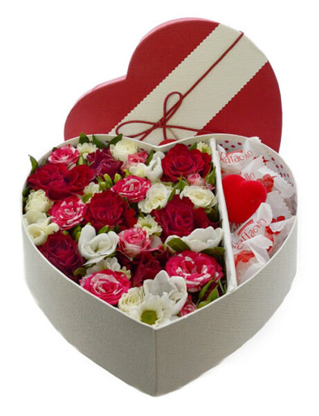 Sarkanbaltie ziedi dāvanu kastē ar Raffaello
