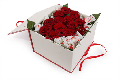 Sarkanas rozes sirds formā ar Raffaello dāvanu kastē