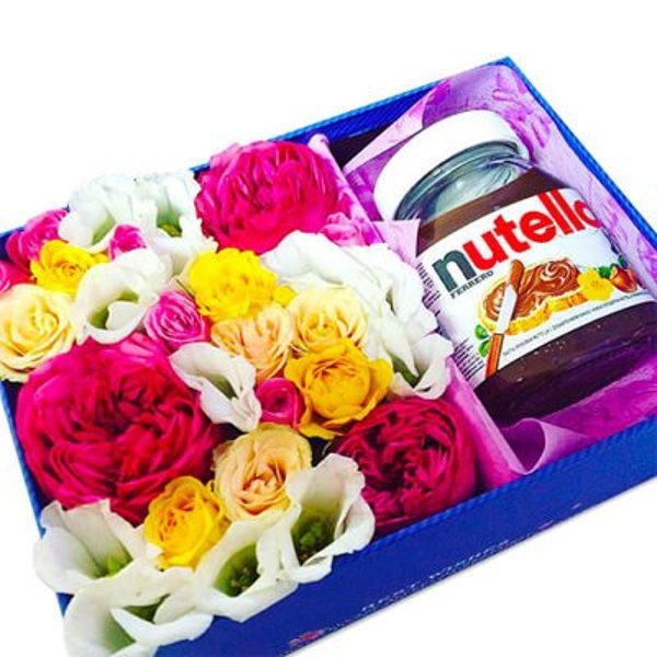 Dāvanu kaste ar raibiem ziediem un šokolādes krēmu Nutella