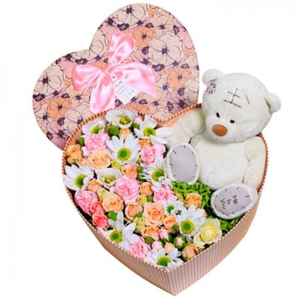 Ziedi maigos toņos ar mīksto rotaļlietu sirds formas dāvanu kastē