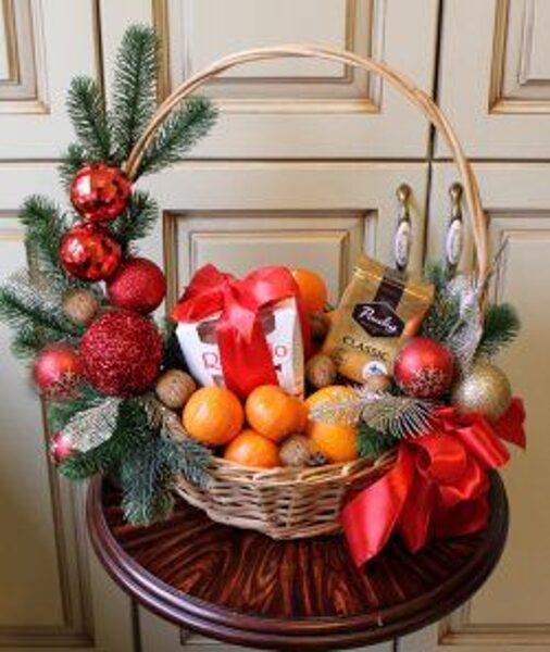 Svētku grozs ar augļiem, saldumiem un kafiju